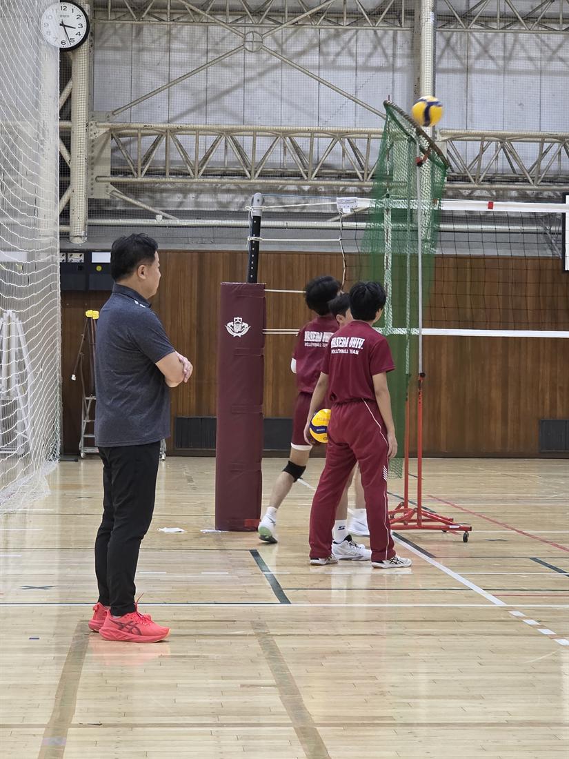 와세다대학교 체육관에서 감독 및 선배와 함께한 훈련