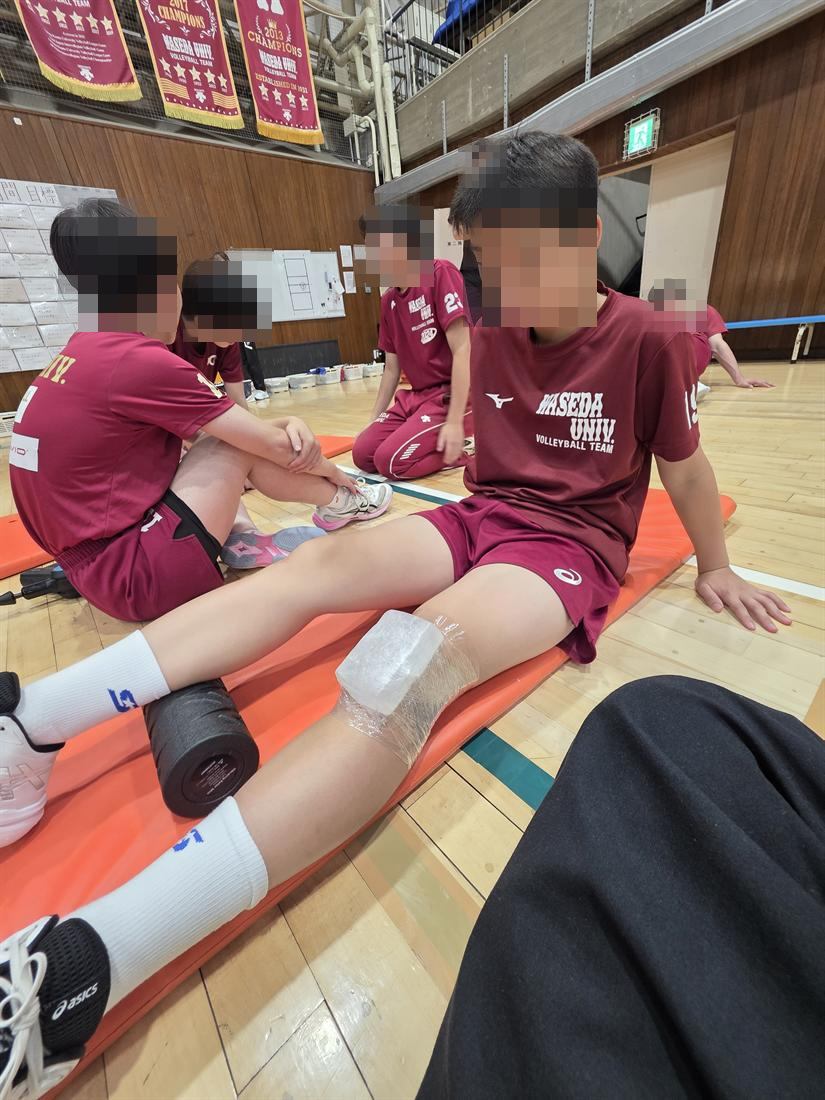 훈련 종료 후 아이싱으로 몸을 관리하는 모습